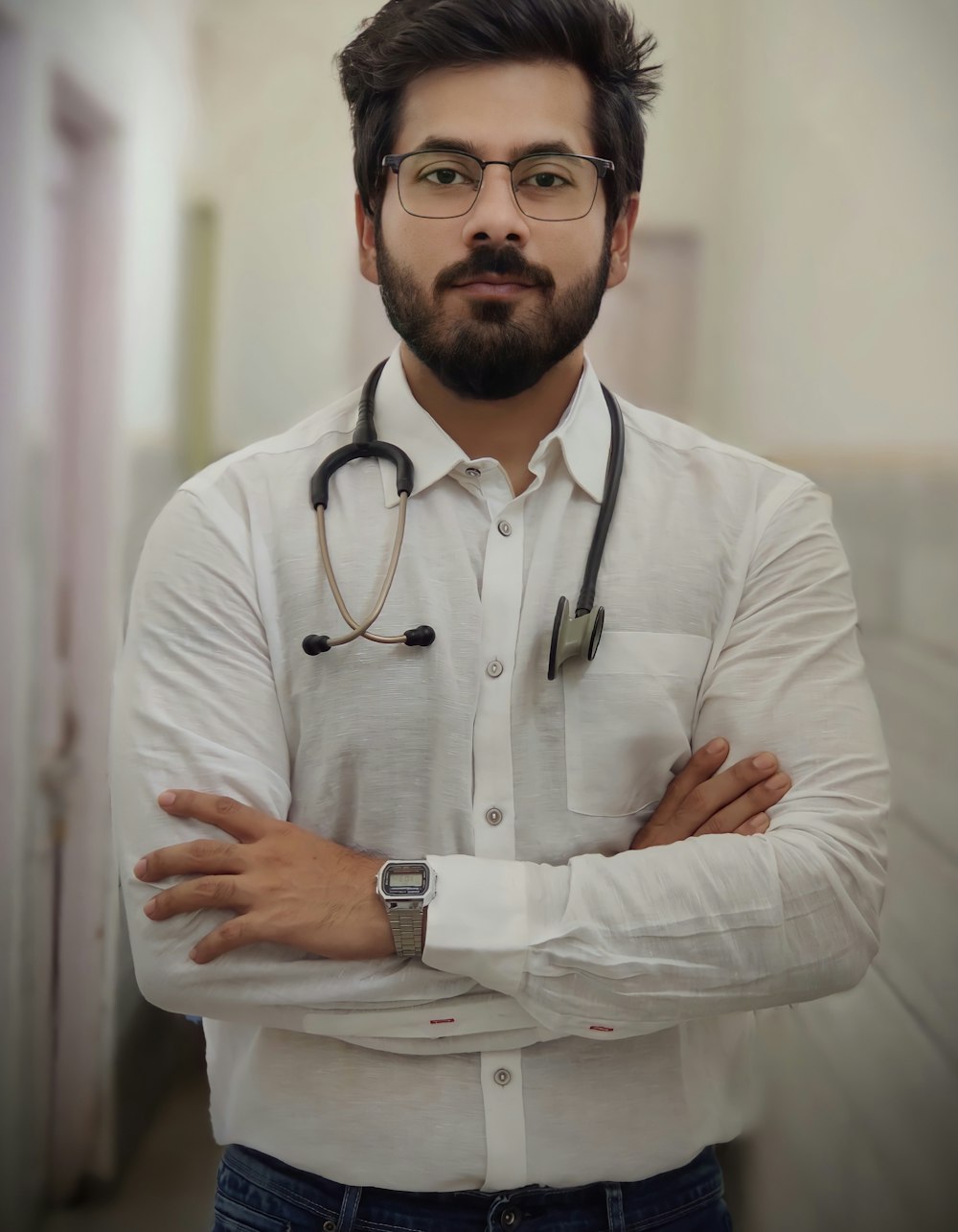 Dr. Rafael Almeida, cirurgião, de braços cruzados com estetoscópio